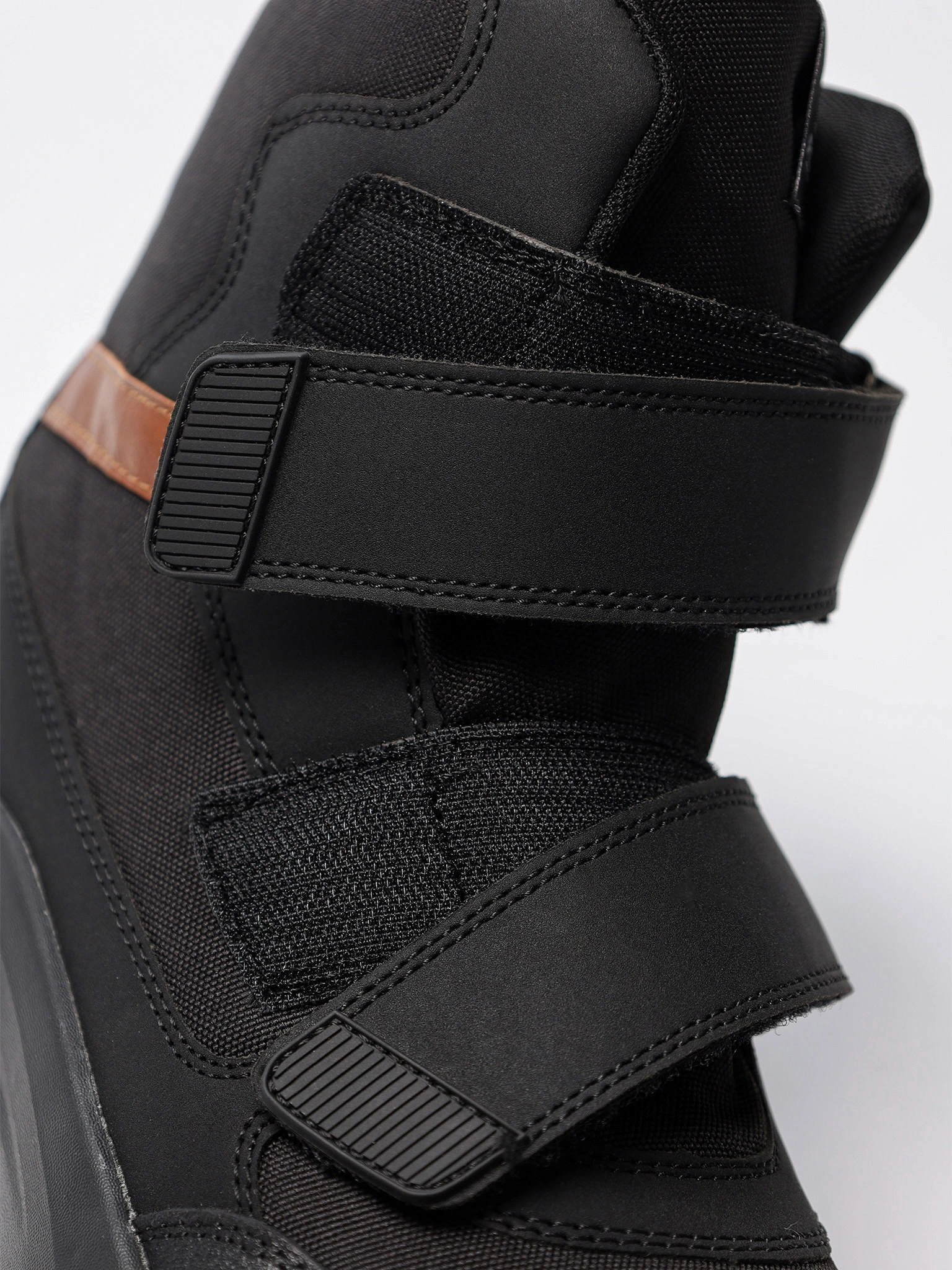 Дутики черного цвета на липучках на средней подошве